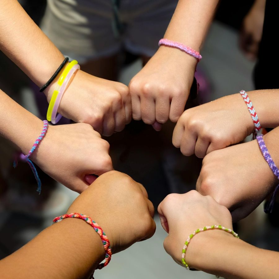 Kinder halten ihre Hände gemeinsam in die Mitte