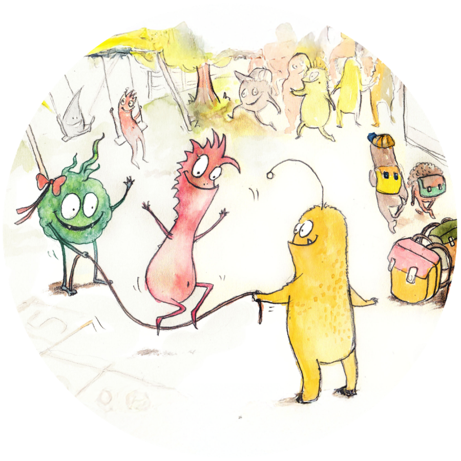 Die Monster von Gemeinsam stark werden spielen gemeinsam am Schulhof: Das türkise Monster mit roter Schleife und das gelbe Monster mit Fühler schwingen ein Springseil, das pinke Monster springt fröhlich darüber, im Hintergrund toben weitere Monster bei Schaukel und Schultaschen