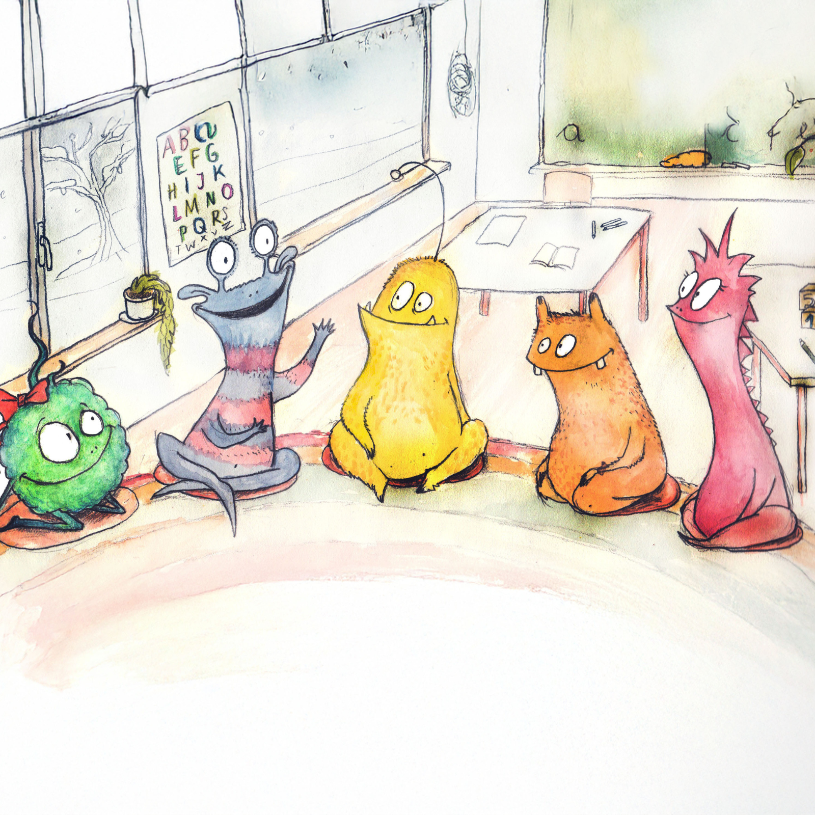 Die fünf Monster von Gemeinsam stark werden sitzen im Klassenzimmer auf Sitzkissen im Halbkreis: das türkise mit roter Schleife, das blau-pink gestreifte, das fröhlich winkt, das gelbe mit Fühler, das braune und das pinke, im Hintergrund hängt ein Alphabet-Plakat am Fenster
