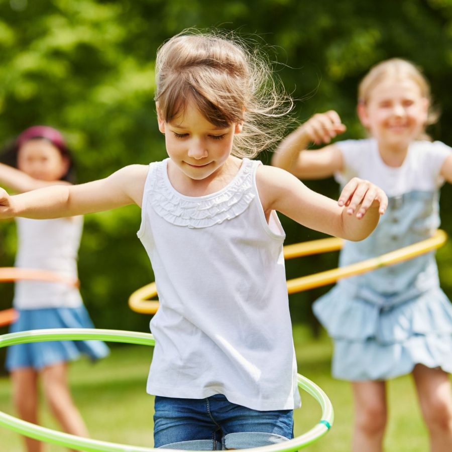 Kinder nehmen im Freien an einem Bewegungsspiel teil